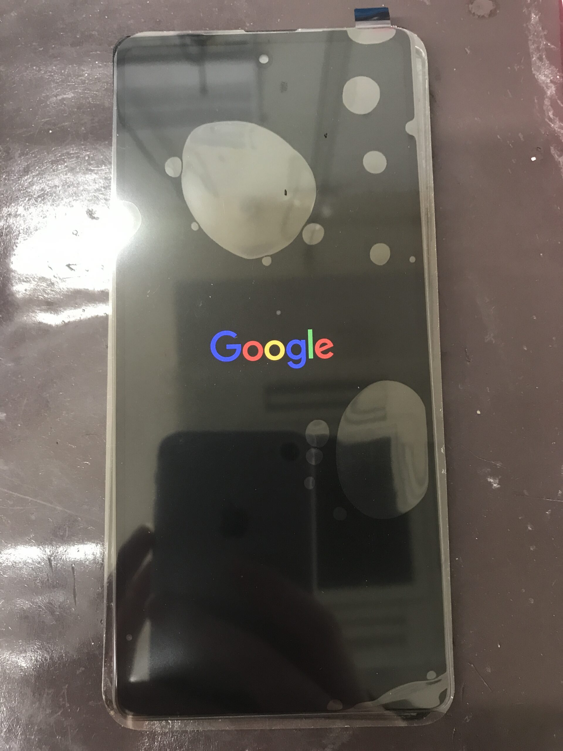 Google Pixel 6aの画面交換修理中に交換用画面を仮付けした状態