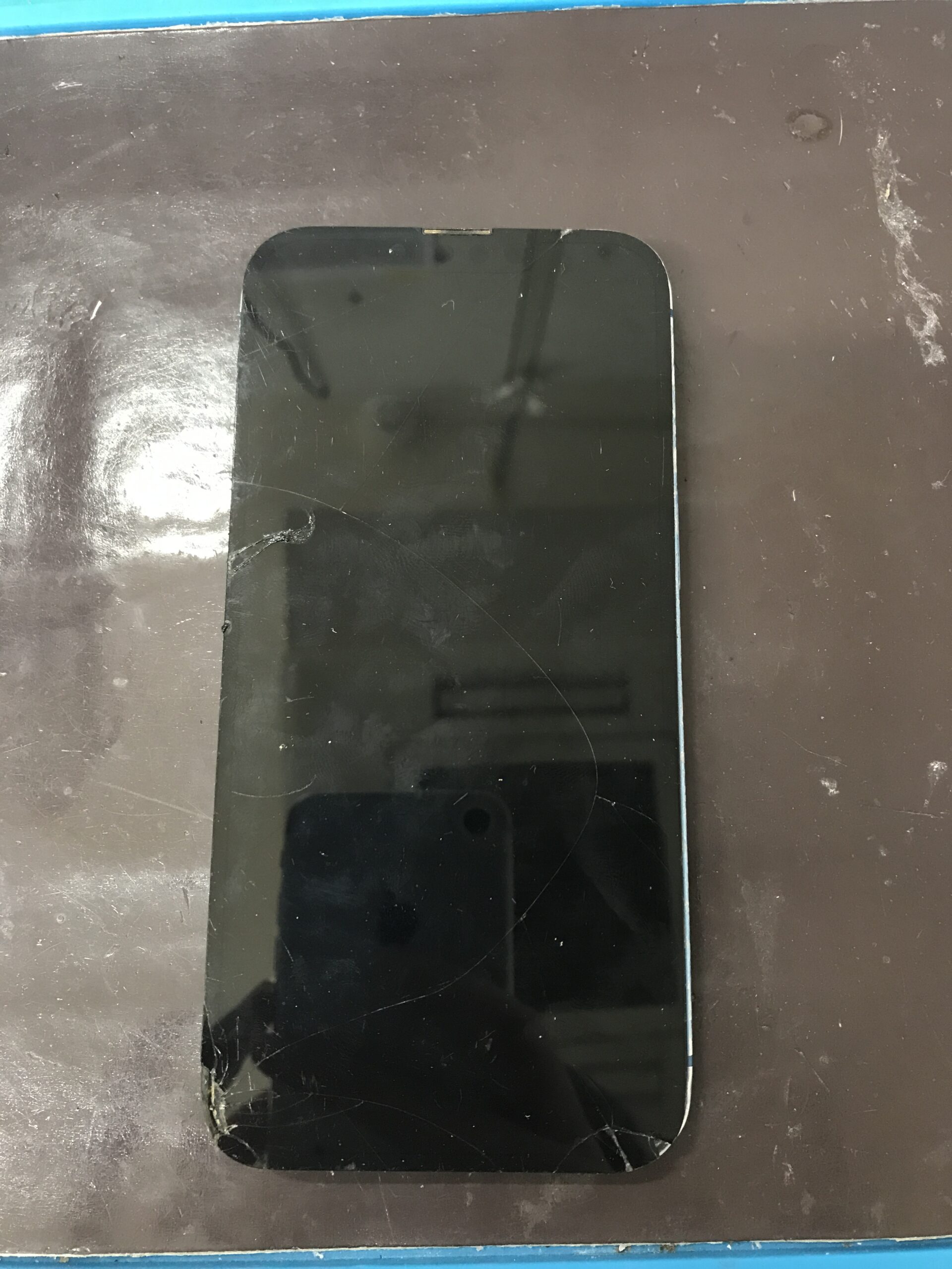 iPhone 13の画面がバキバキに割れた修理前の状態