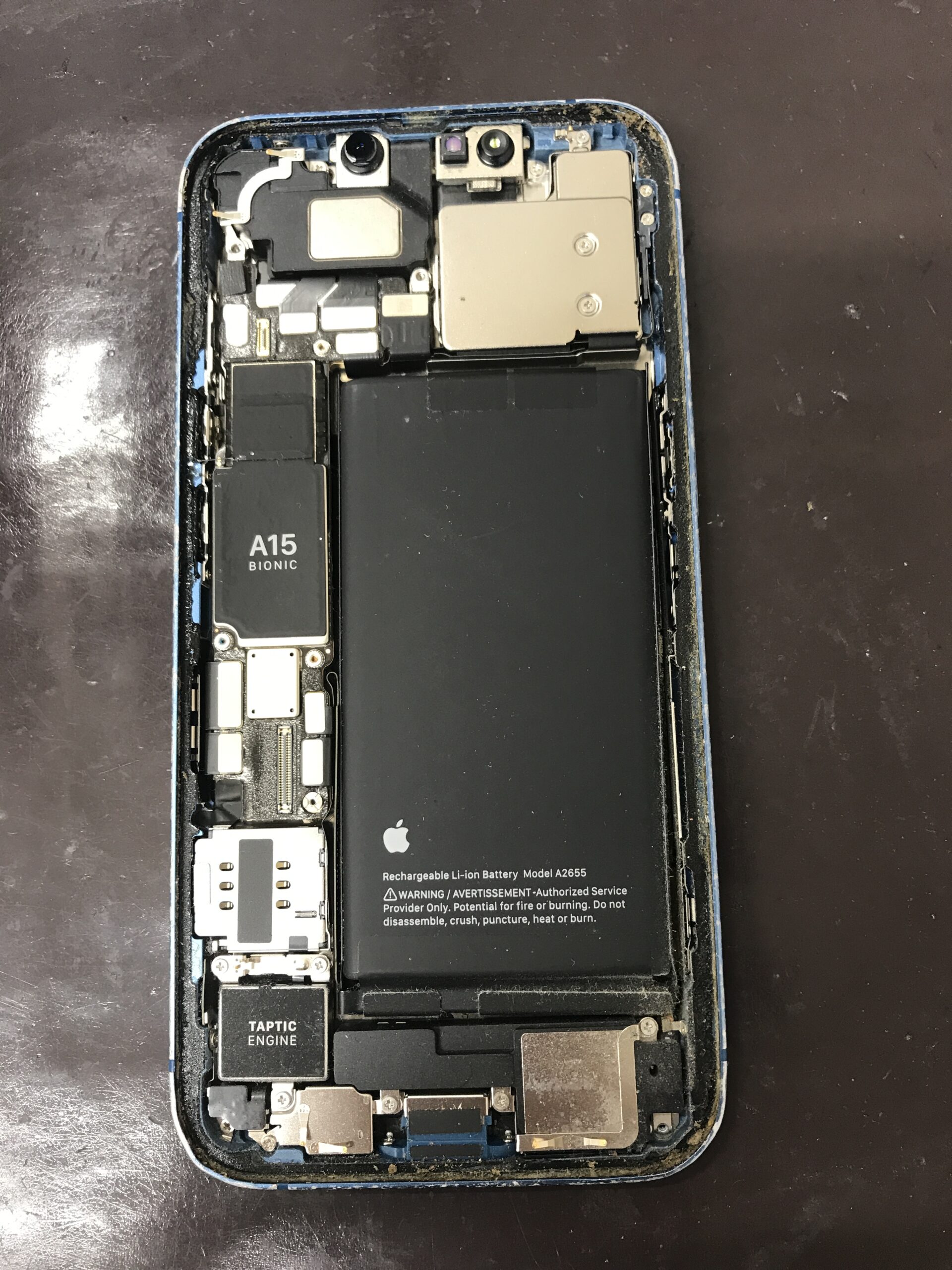 iPhone 13の画面と背面交換を行うために本体を分解した状態
