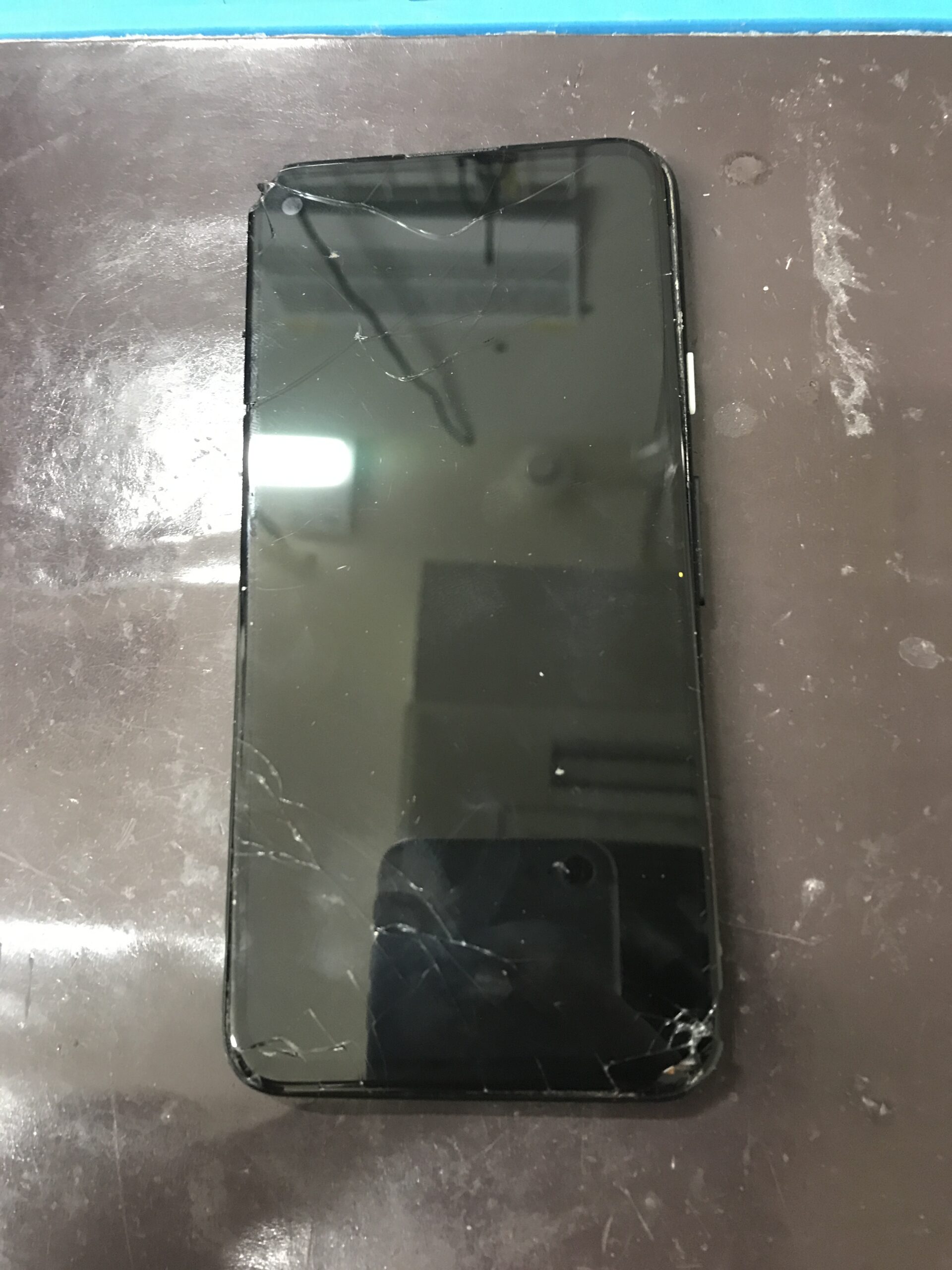Google Pixel 4aの画面割れと表示不良を確認した修理前の状態