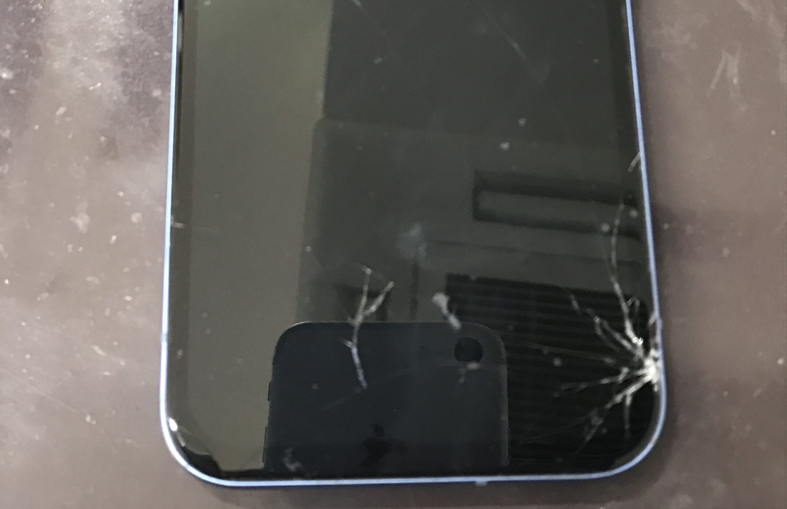 画面のガラスが割れてしまった修理前のGoogle Pixel 8a