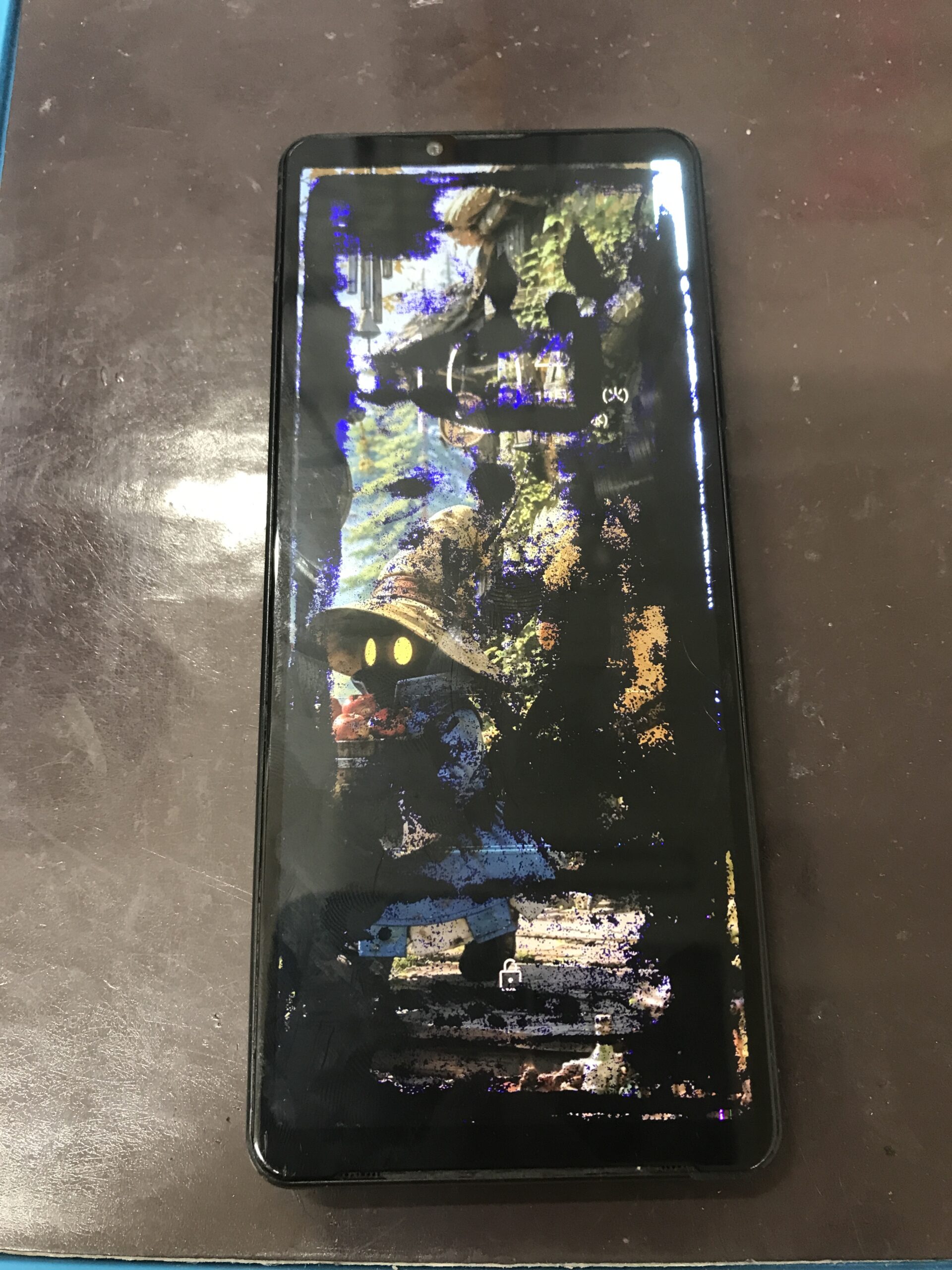 Xperia 10 IVの修理前の状態。液漏れによる画面の表示不良とタッチ操作不良が発生している