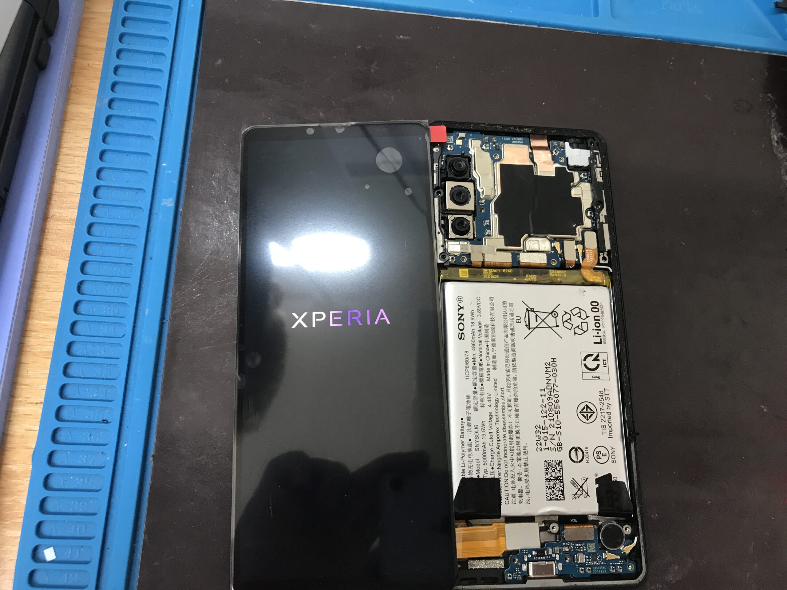Xperia 10 IVの画面交換修理中。新しい画面パーツを仮付けして正常に起動することを確認した状態