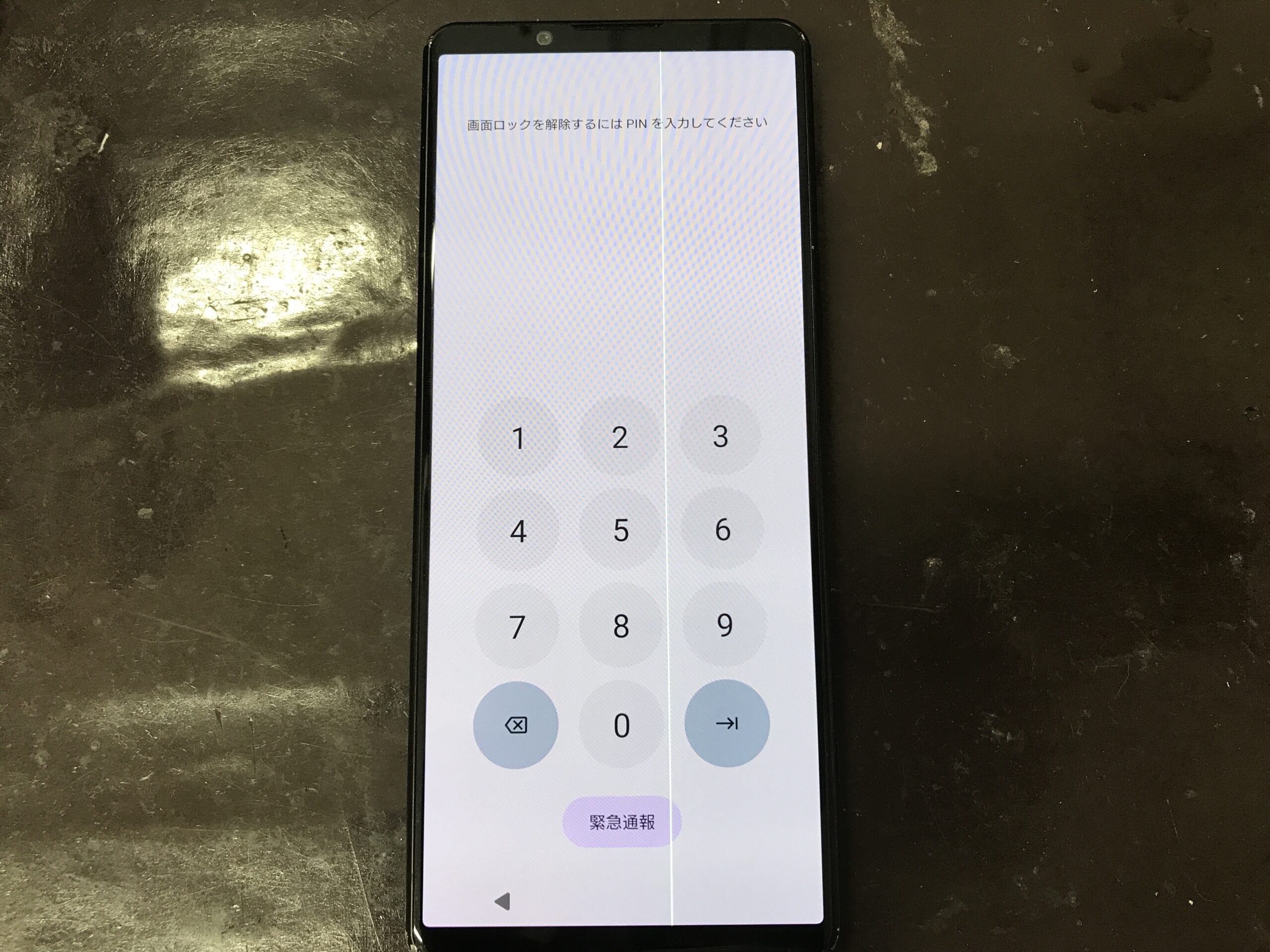 画面中央に白い線が表示されている修理前のXperia 5 IV