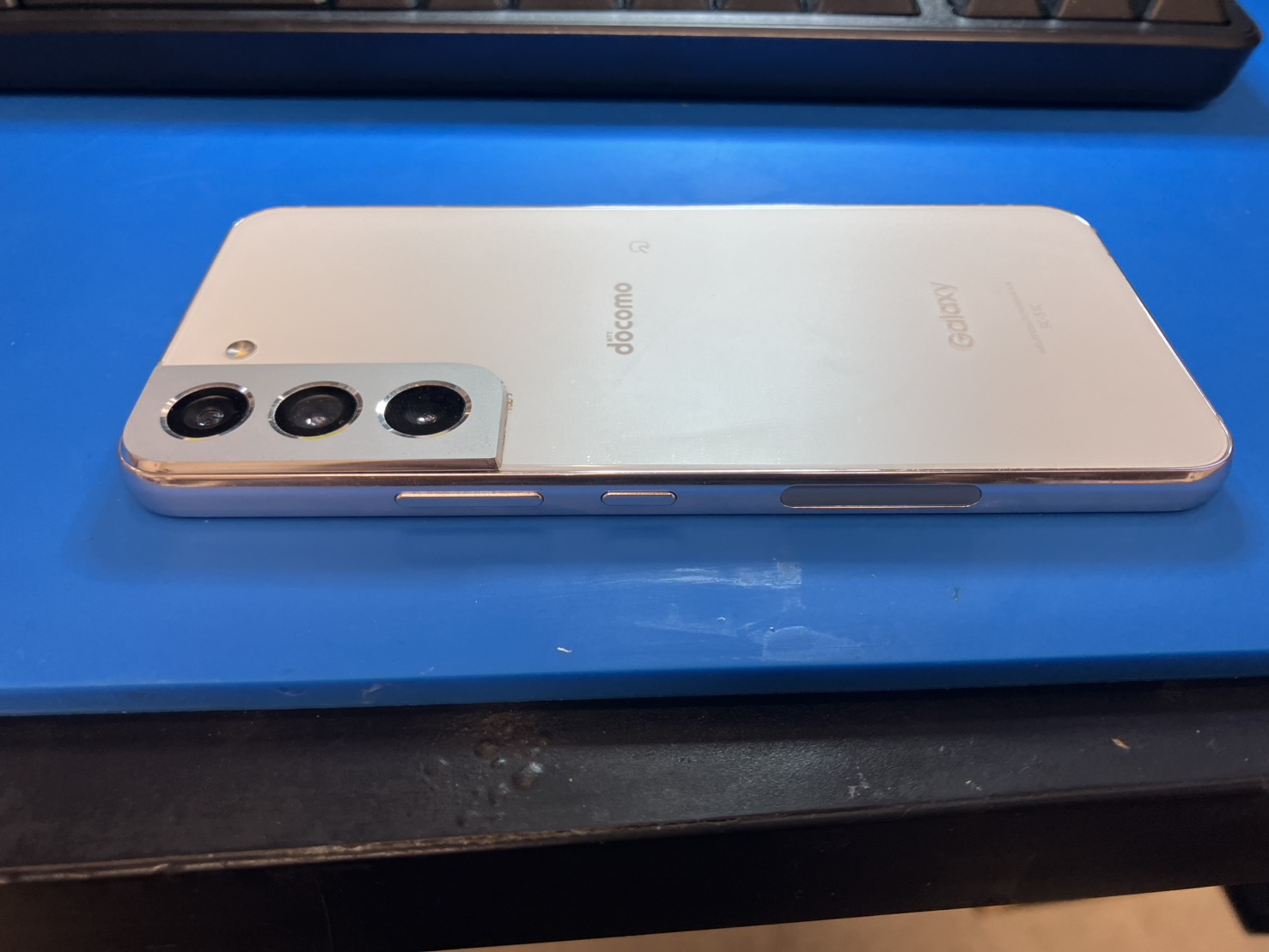 Galaxy S22のバッテリー交換後に背面パネルの浮きが解消した状態