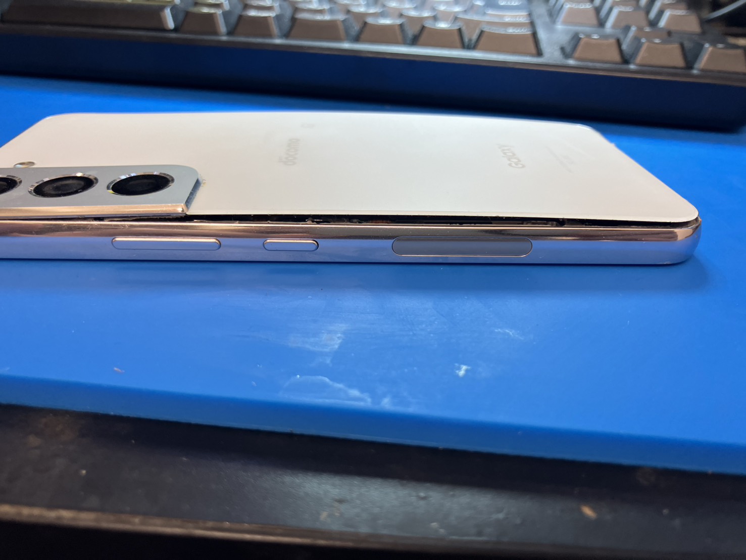 Galaxy S22のバッテリーが膨張し背面パネルに隙間ができている修理前の状態