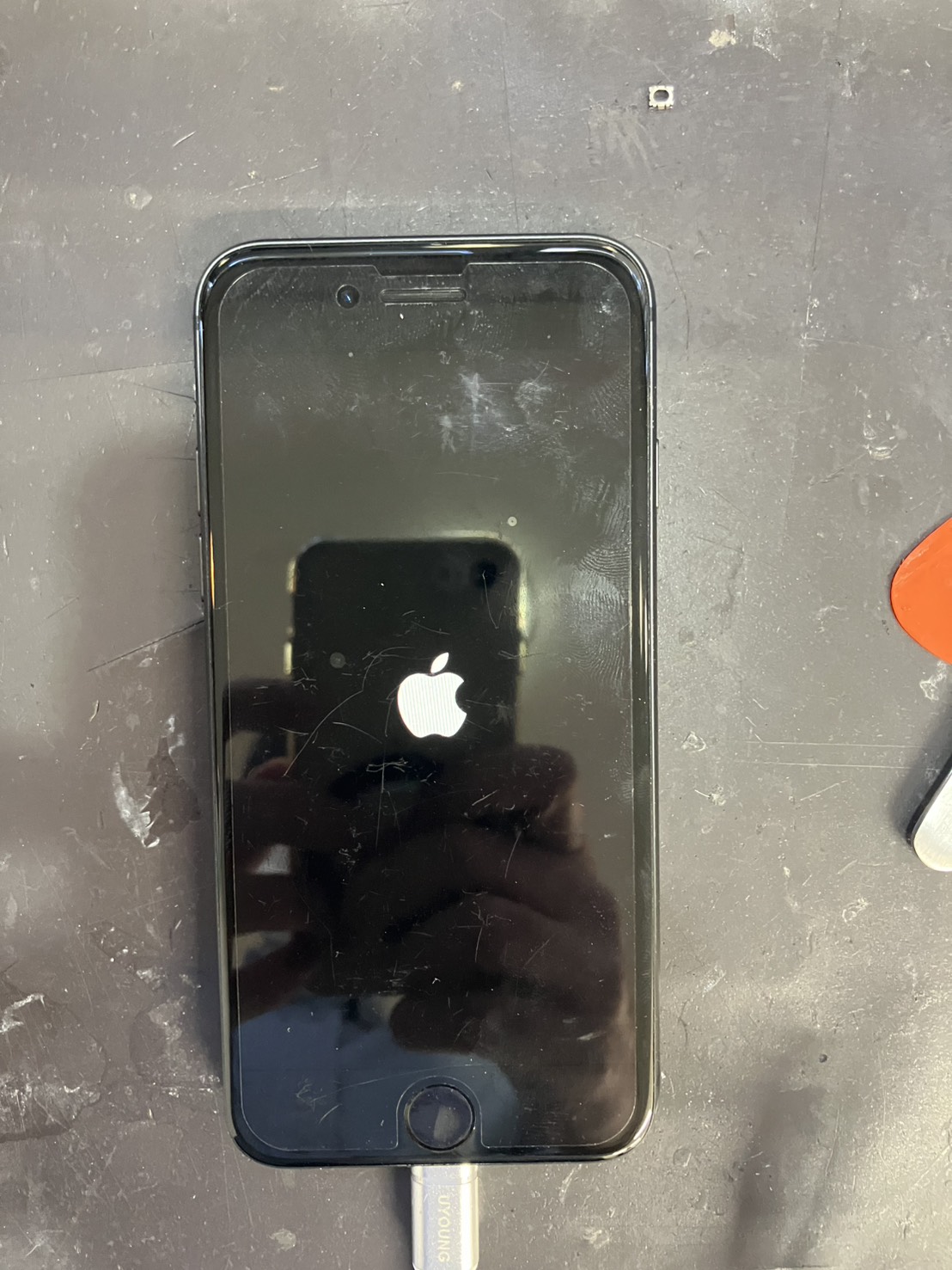 リンゴマークが表示され正常に起動できなくなったiPhone8