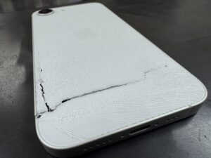 iPhone16eの背面パネルが割れてしまった！修理出来ますか？ | スマ