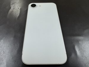 iPhone16eの背面パネルが割れてしまった！修理出来ますか？ | スマ