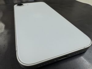 iPhone16eの背面パネルが割れてしまった！修理出来ますか？ | スマ