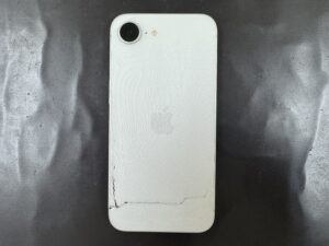 iPhone16eの背面パネルが割れてしまった！修理出来ますか？ | スマ