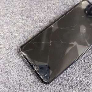 iPhone8plus修理前の割れている状態