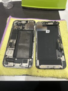 iPhone12の修理中