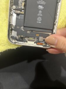 iPhone12の修理中