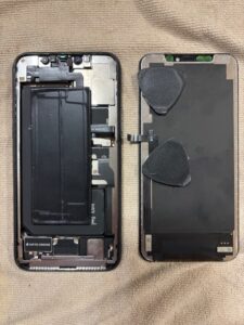 "修理前のiPhone</p