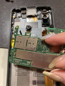 AQUOS sense3basicの修理中