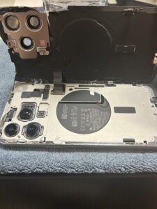 iPhone15ProMaxの修理中