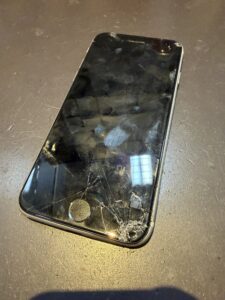 iPhone SE3の修理前