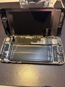 iPhone SE3の修理中