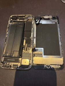 iPhone SE3の修理中