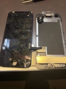 iPhone SE3の修理中