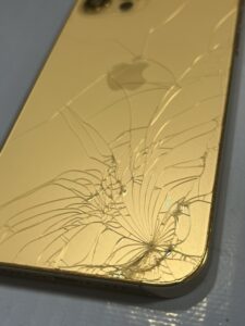 iPhone背面ガラス割れ