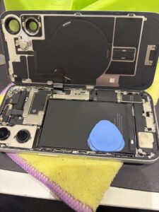 iPhone16の修理中