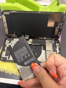 iPhone12の修理中