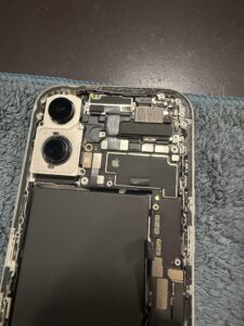 iPhone16の修理中