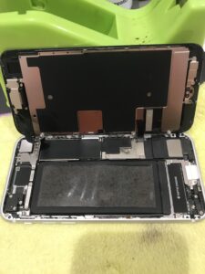 修理中のiPhone内部