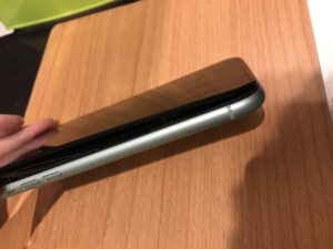 バッテリーが膨張したiPhone