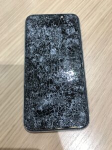 バキバキに割れたiPhone