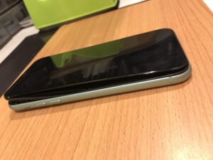 バッテリーが膨張したiPhone