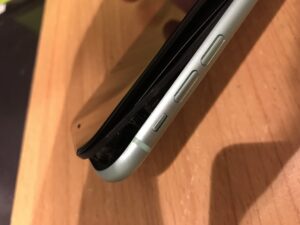 バッテリーが膨張したiPhone