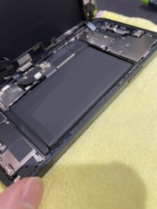 iPhone12バッテリー交換中