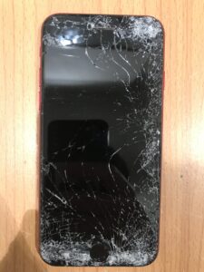 修理前のiPhoneSE3の状態1