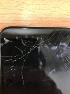 修理前のiPhoneSE2の状態　拡大