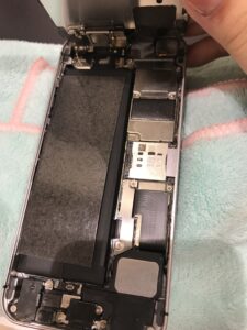 iPhoneSE修理中