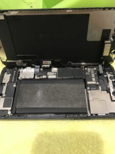 iPhone12の内部