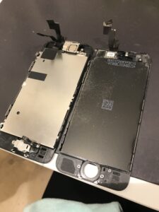 iPhoneSEの修理中