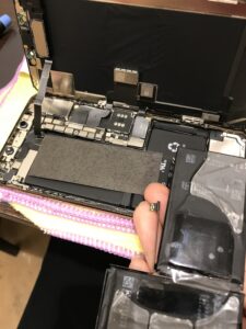 iPhoneXsMaxの修理中