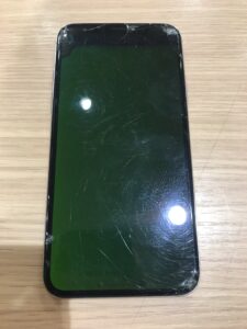 画面割れと液晶不良のiPhone11