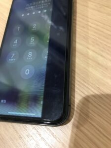 修理前のiPhone XSの状態　斜めから