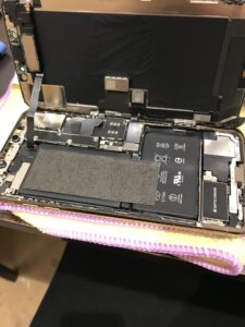 iPhoneXsMaxの修理中