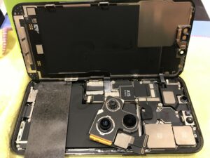 バックカメラ修理中iPhone13Pro内部