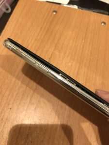 バッテリー交換修理前の膨張したiPhoneX