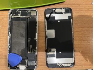 画面交換中のiPhone SE2