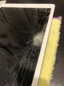 フロントガラス交換修理前のiPadの状態