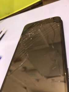 画面交換修理前のiPhoneSE第2世代