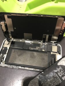 iPhoneSE第2世代の修理中